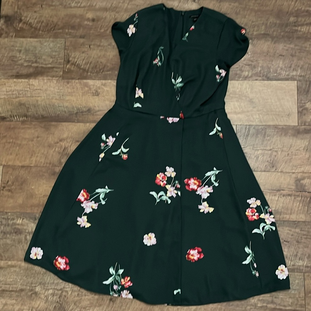 Ann Taylor Size 8 Gorgeous Green Floral Wrap Dress
